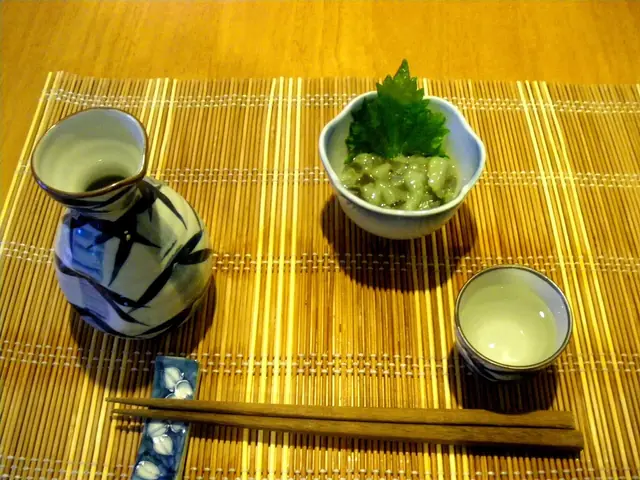 徳利とお猪口の日本酒、たこわさの小鉢