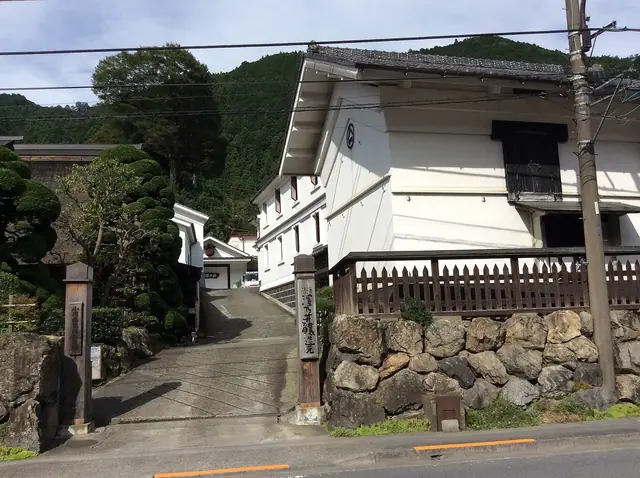 青梅にある澤乃井の蔵元、小澤酒造の白壁の酒蔵