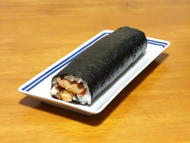 節分に食べる、切らずに一本のままの恵方巻