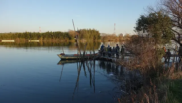 Маленькая лодка переправы Ягири-но-ватаси на реке Эдогава в предвечернем свете