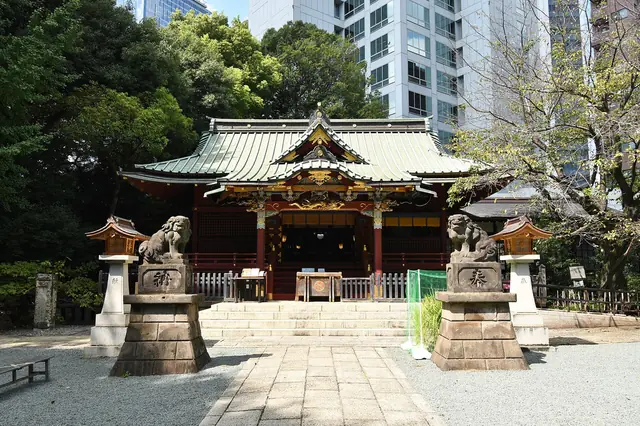 渋谷駅近くの金王八幡宮の朱と金の拝殿