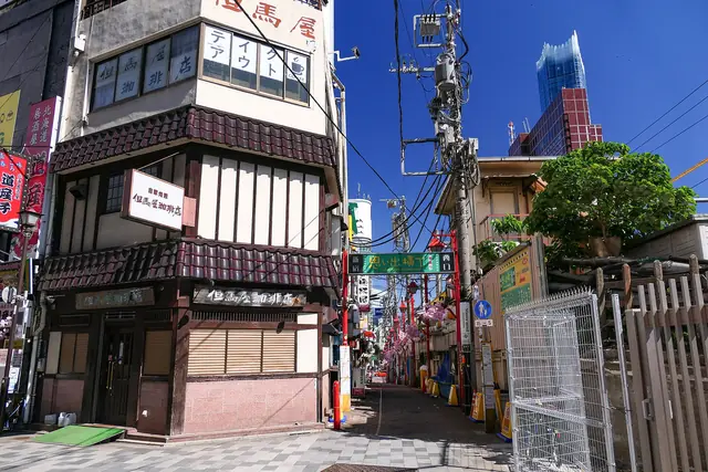 昼間の西新宿・思い出横丁の入口と線路沿いの細い路地