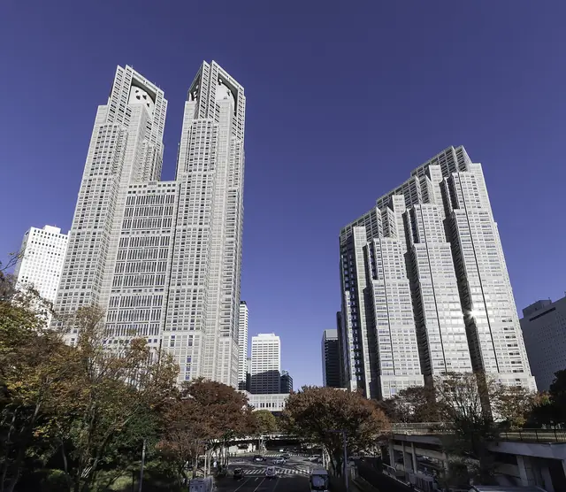 青空の下の西新宿・東京都庁の双塔
