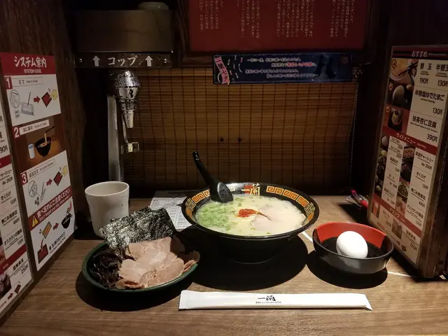 東京の一蘭、一人用の席に置かれたラーメン