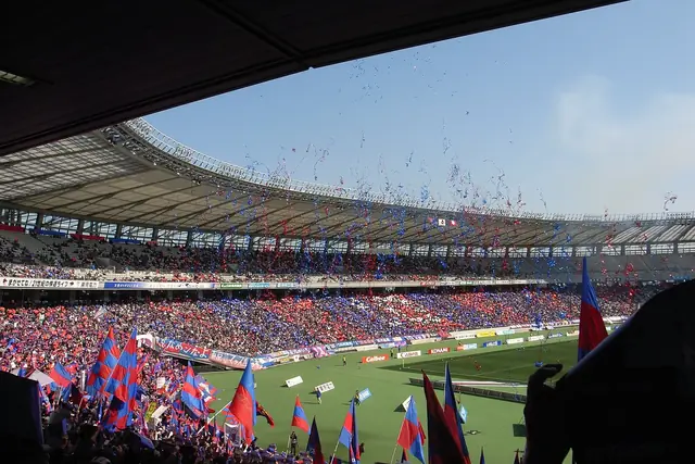 味の素スタジアムで青赤の旗を振るFC東京のサポーター