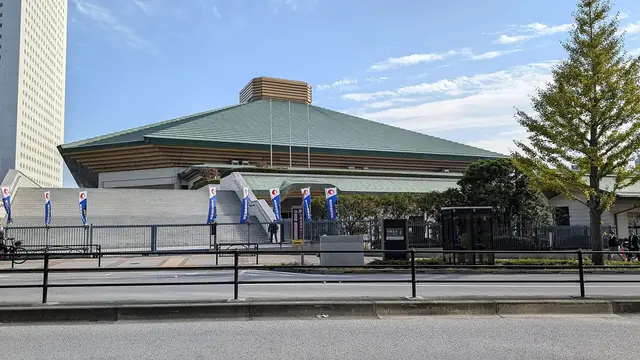 国技館通りから見た両国国技館。入口に幟が並ぶ
