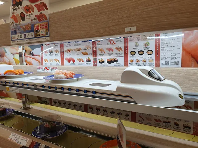 大森の回転寿司店で、新幹線形のトレーが注文した寿司を運ぶ高速レーン