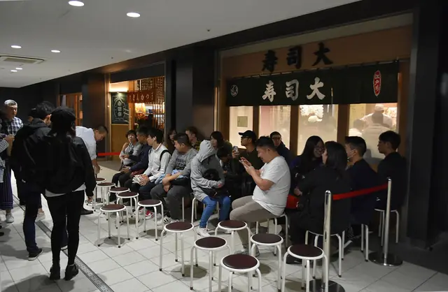 豊洲市場の水産仲卸売場棟、早朝の寿司大に並ぶ行列