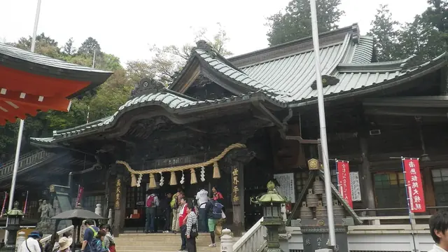高尾山药王院本堂，参拜者正走上台阶