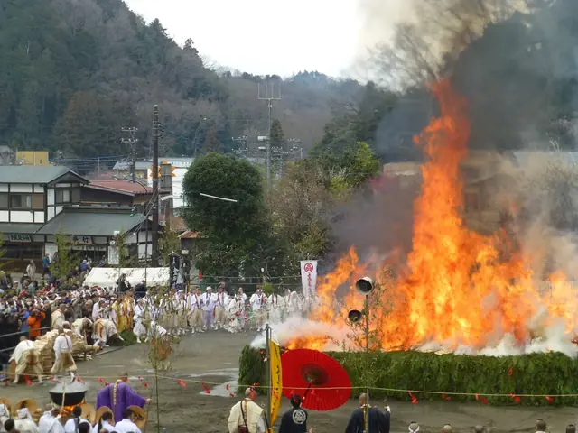 三月火渡祭上山伏聚集，圣火熊熊燃起