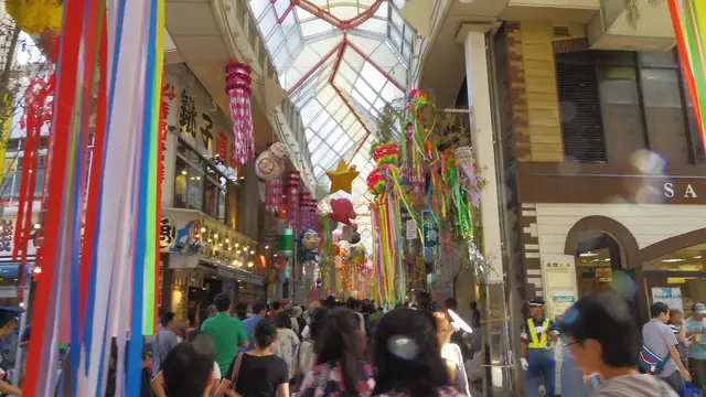 阿佐谷七夕まつりでパールセンター商店街に下がる吹き流し