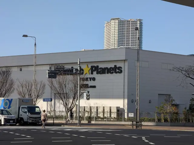 通りから見た豊洲のチームラボプラネッツの建物
