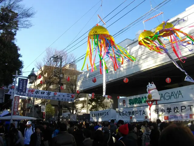 12月の世田谷ボロ市で露店が並ぶ通りと人出
