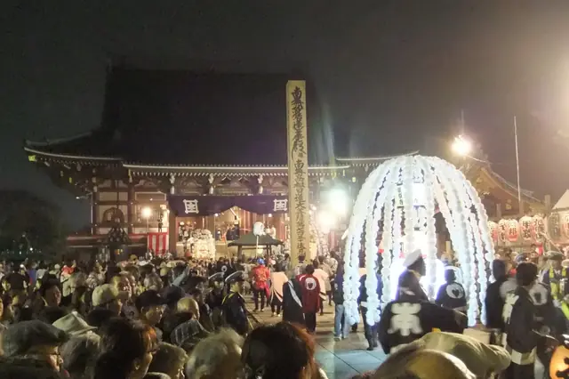 池上本門寺のお会式で夜の境内に入る万灯
