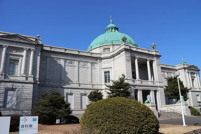 前庭に建つ1909年の洋風ドーム建築、表慶館