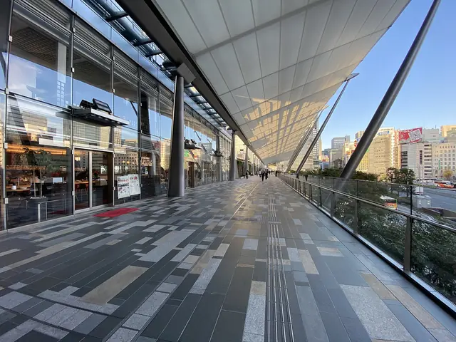 東京駅八重洲口の帆のような大屋根グランルーフの下のデッキ