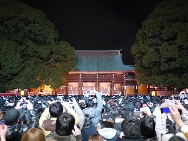 初詣の夜、明治神宮の本殿前に集まる大勢の参拝客
