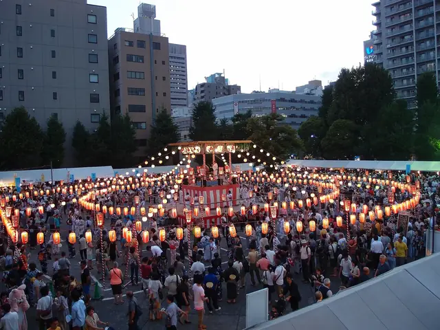 提灯に囲まれたやぐらの周りで踊る築地本願寺の盆踊り