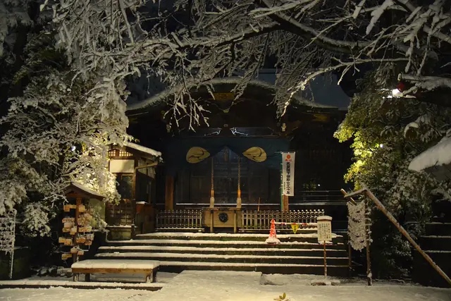 雪の夜、東京の小さな神社と石段