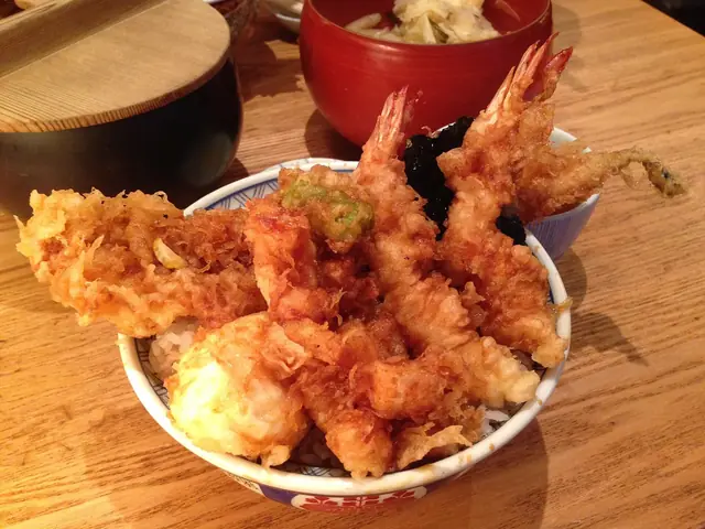 日本橋で出された海老と野菜の天ぷらがのった天丼