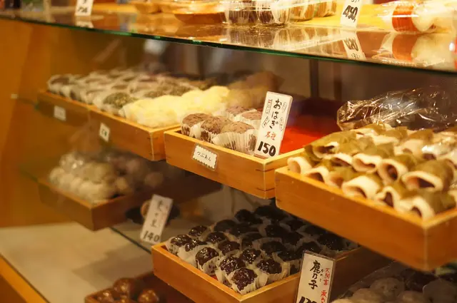 おはぎなどの和菓子が並ぶ店のショーケース
