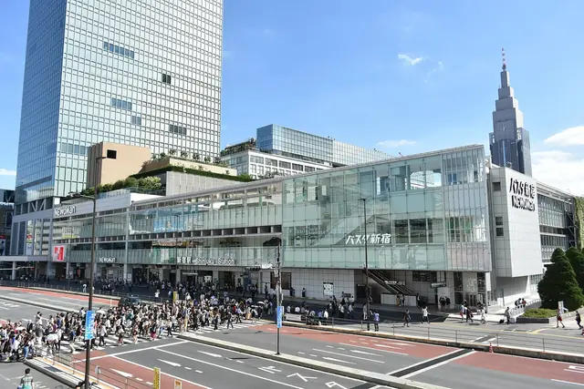 新宿駅南口の上にある高速バスターミナル、バスタ新宿