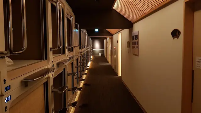 東京のカプセルホテルの通路とカプセル