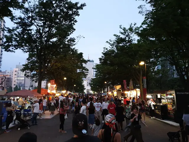 节日傍晚代代木公园旁林荫道上的小吃摊和人群